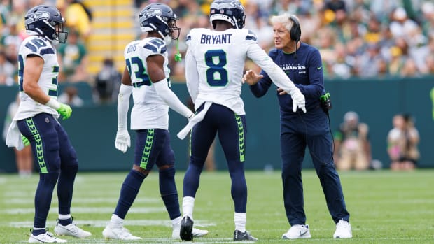 Pete Carroll talks to Seattle players